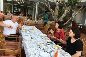 هتل The Oasis Beach Resort