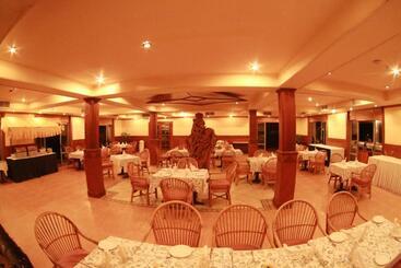 هتل The Oasis Beach Resort