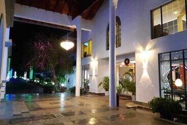 هتل The Oasis Beach Resort