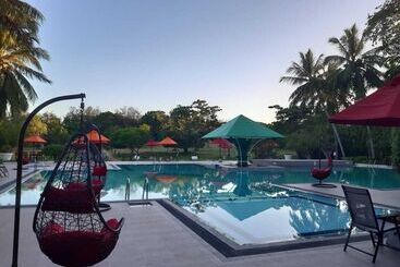 هتل The Oasis Beach Resort