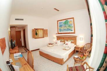 هتل The Oasis Beach Resort