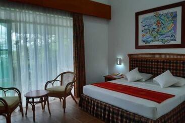 هتل The Oasis Beach Resort