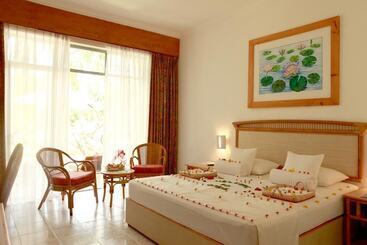 هتل The Oasis Beach Resort