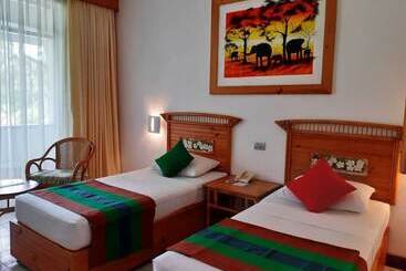هتل The Oasis Beach Resort