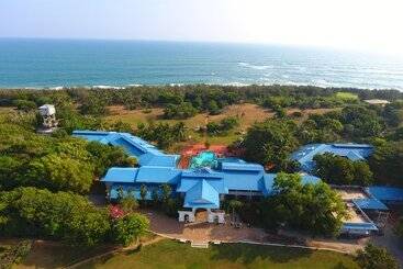 هتل The Oasis Beach Resort