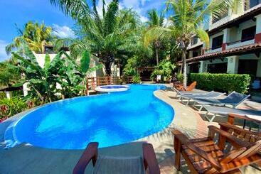 هتل Tropical Gardens Suites And Apartments