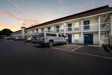 Motel 6dallas, Tx  Market Center