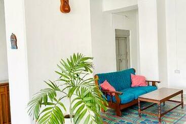 تختخواب و صبحانه Balcony House