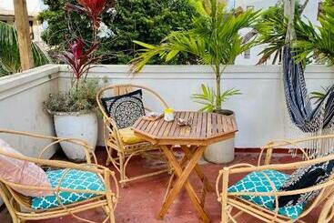 تختخواب و صبحانه Balcony House