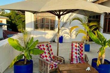 تختخواب و صبحانه Balcony House