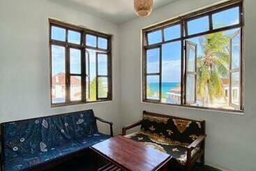 تختخواب و صبحانه Balcony House