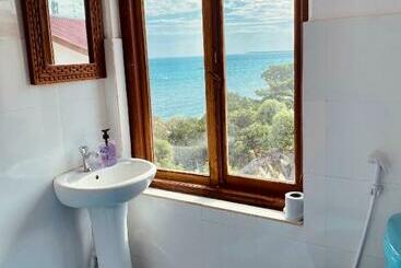 تختخواب و صبحانه Balcony House