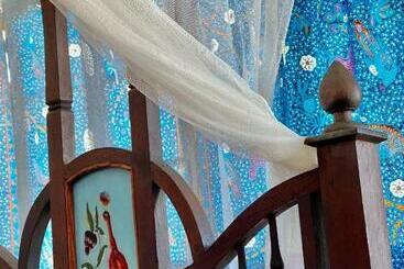 تختخواب و صبحانه Balcony House