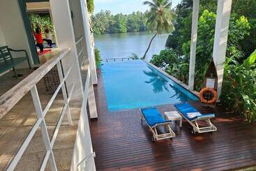 هتل 33 Lake Terrace
