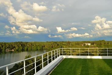 هتل 33 Lake Terrace