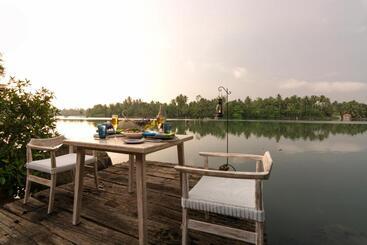 هتل 33 Lake Terrace