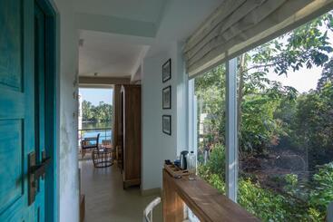 هتل 33 Lake Terrace