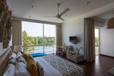هتل 33 Lake Terrace
