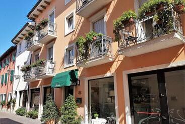 هتل Albergo Fiorita