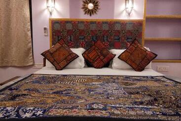 هتل Shanti Home