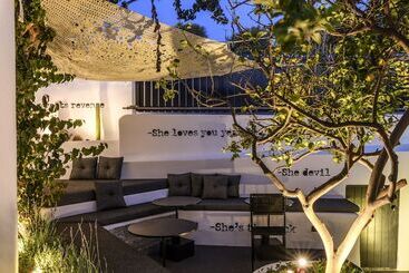 هتل She Mykonos Boutique
