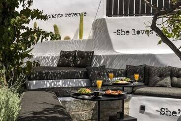 هتل She Mykonos Boutique