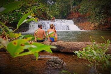 هتل Waterfall Hostel