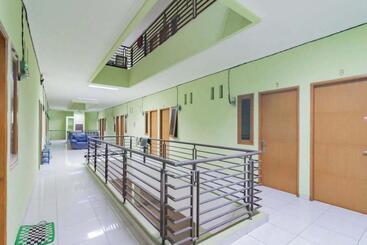 Reddoorz Syariah At Hotel Tiga Er Near Karawang Central Plaza