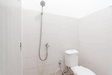 Reddoorz Syariah At Hotel Tiga Er Near Karawang Central Plaza