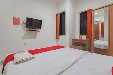 Reddoorz Syariah At Hotel Tiga Er Near Karawang Central Plaza