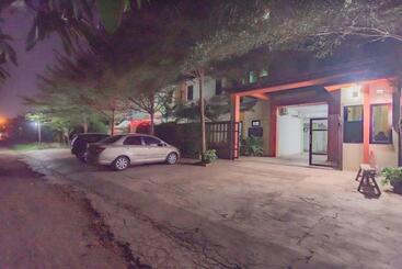 Reddoorz Syariah At Hotel Tiga Er Near Karawang Central Plaza