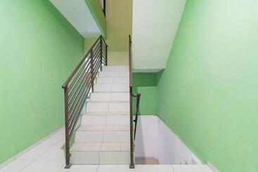 Reddoorz Syariah At Hotel Tiga Er Near Karawang Central Plaza