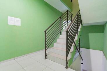Reddoorz Syariah At Hotel Tiga Er Near Karawang Central Plaza