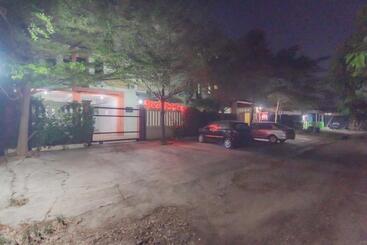 Reddoorz Syariah At Hotel Tiga Er Near Karawang Central Plaza