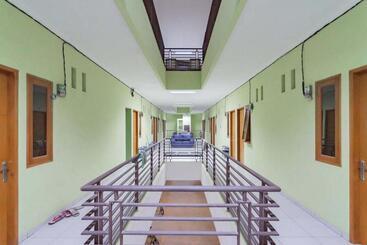 Reddoorz Syariah At Hotel Tiga Er Near Karawang Central Plaza