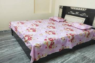 هتل Spot On 73721 Sunitraj Palace