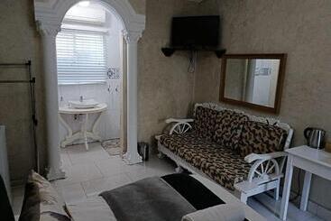 تختخواب و صبحانه Fountain Villa