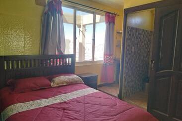 تختخواب و صبحانه Hostal Yokoso