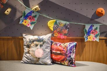 هتل Moxy Dresden Neustadt