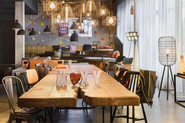هتل Moxy Dresden Neustadt