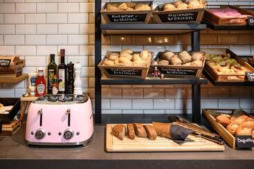 هتل Moxy Dresden Neustadt