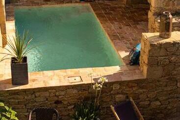 تختخواب و صبحانه La Maison D'aimé