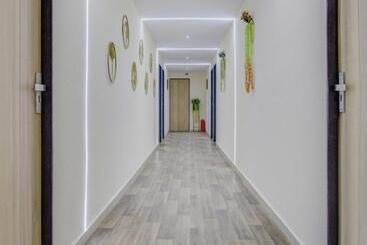 هتل Oyo 79075 Safal Rooms