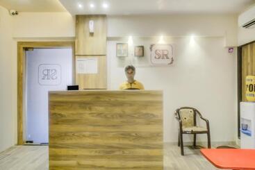 هتل Oyo 79075 Safal Rooms