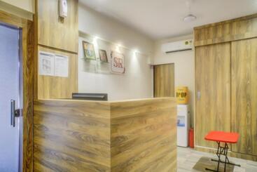 هتل Oyo 79075 Safal Rooms