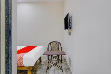 هتل Oyo 79075 Safal Rooms