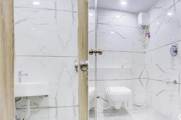 هتل Oyo 79075 Safal Rooms