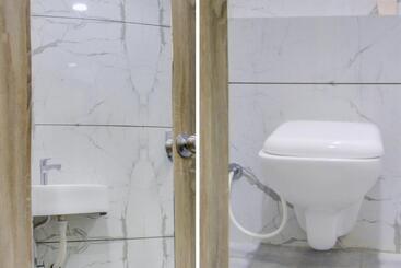 هتل Oyo 79075 Safal Rooms
