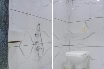 هتل Oyo 79075 Safal Rooms