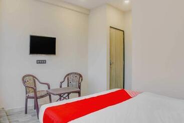 هتل Oyo 79075 Safal Rooms